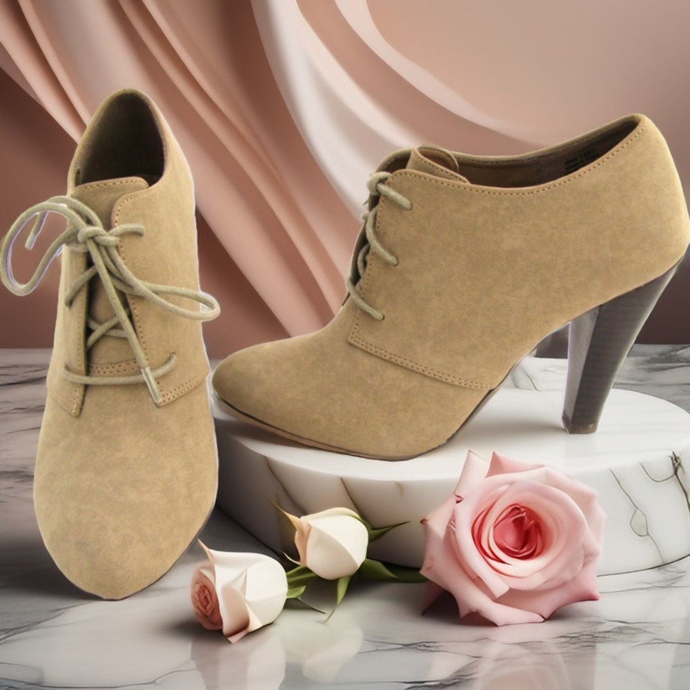Appt 9 size 8m Elegant Tan Lace-Up Women's Shoes